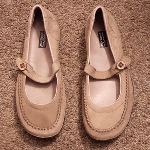 Patagonia Poppy Mud Tan Suede Mary Jane Shoes Loafers Sz 8 1/2